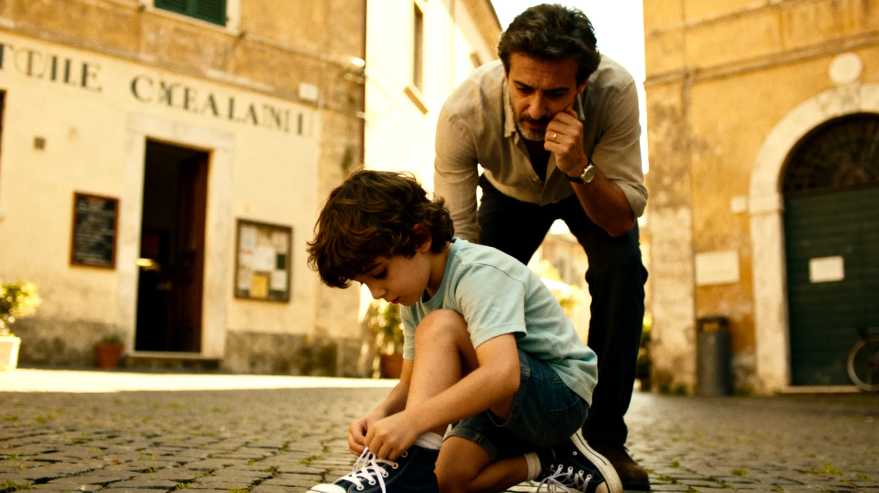 I genitori faticano a lasciare che i loro bambini affrontino piccole sfide quotidiane in autonomia, intervenendo continuamente per evitare loro qualsiasi difficoltà, delusione o rischio, anche minimo. Questo atteggiamento iperprotettivo, dettato dall'amore e dalla paura, impedisce ai bambini di sviluppare fiducia in sé stessi e capacità di problem solving."