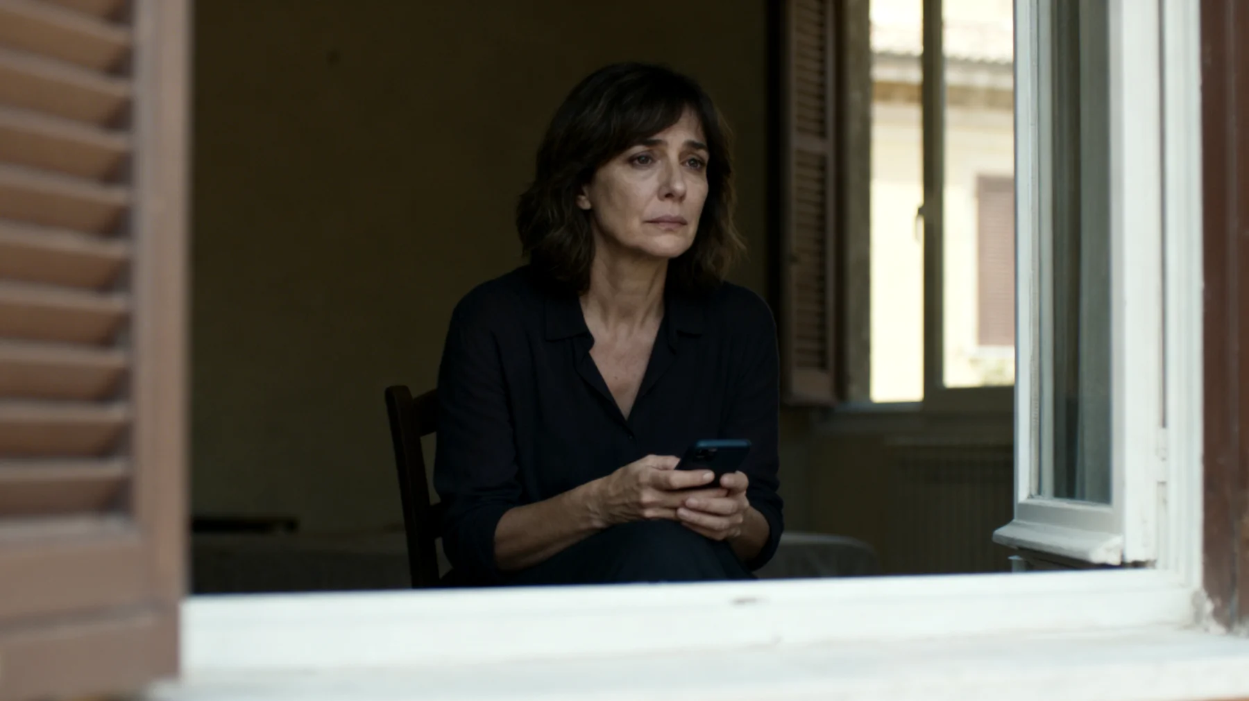 Una mamma si sente sempre più lontana dalla figlia giovane adulta: le chiamate si diradano, gli incontri diventano rari e quando si vedono la conversazione resta superficiale. La mamma percepisce un distacco emotivo crescente e non sa se rispettare lo spazio della figlia o fare un passo verso di lei, temendo di essere invadente o di peggiorare la situazione."